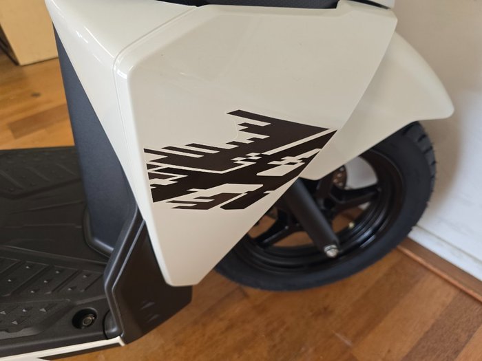 2026 Suzuki AVENIS 125 white