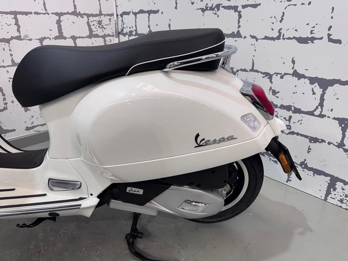 2025 Vespa GTS Super 150 GTS White