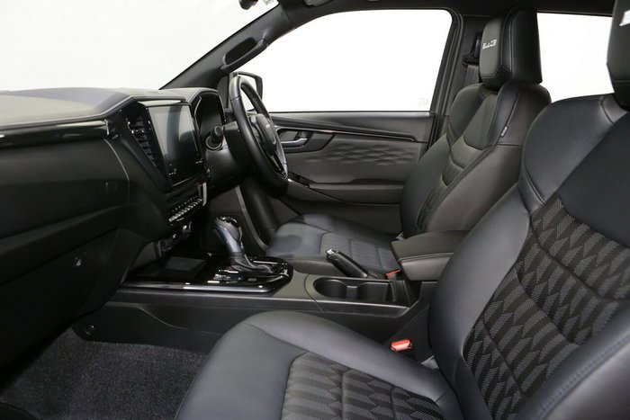 2025 Isuzu D-MAX BLADE