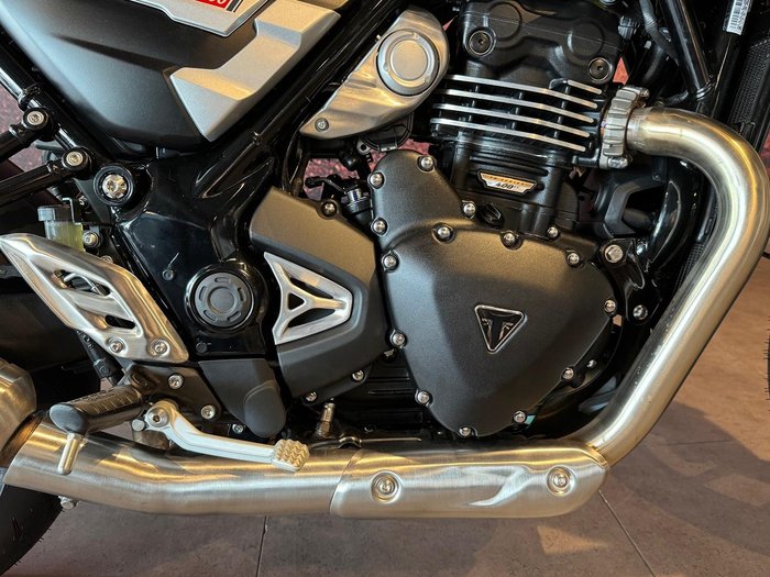 2026 Triumph Thruxton 400 Thruxton Yellow