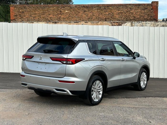 2022 Mitsubishi Outlander LS