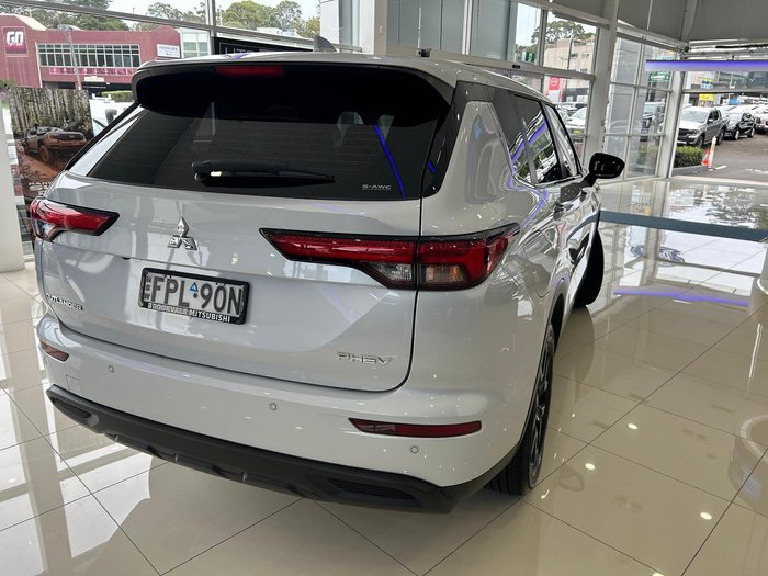 2025 Mitsubishi Outlander PHEV ES