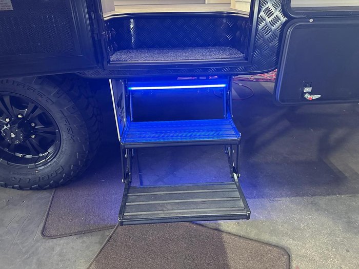 2026 JB Caravans 23'6 Dirt Roader Xtreme Rear Club Save $13,690 Was $136,900
