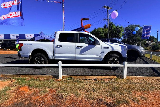 2024 FORD F150 LIGHTNING PRO STD