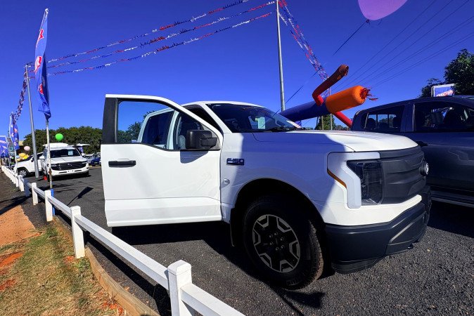 2024 FORD F150 LIGHTNING PRO STD