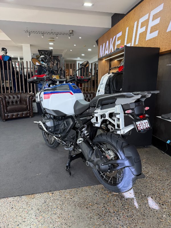 2026 BMW Motorrad R 1300 GS ADVENTURE TROPHY Racing Blue Metallic. (17-08)