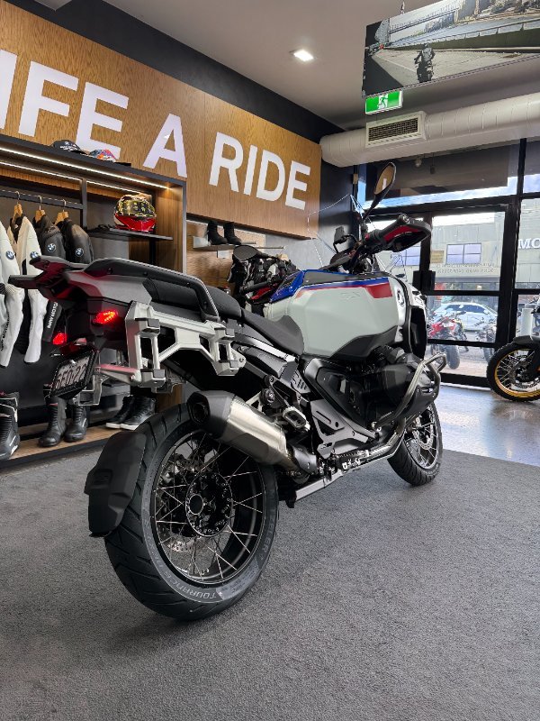 2026 BMW Motorrad R 1300 GS ADVENTURE TROPHY Racing Blue Metallic. (17-08)