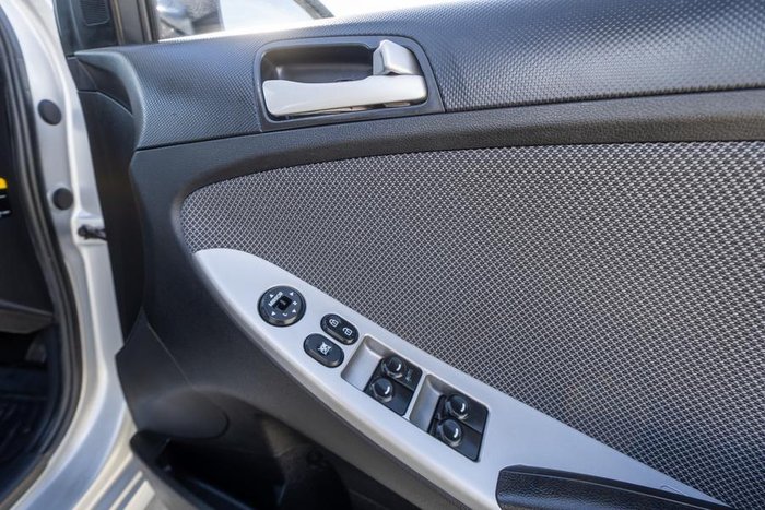 2013 Hyundai Accent Active
