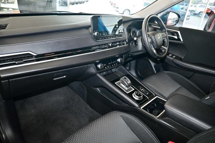 2024 Mitsubishi Outlander LS