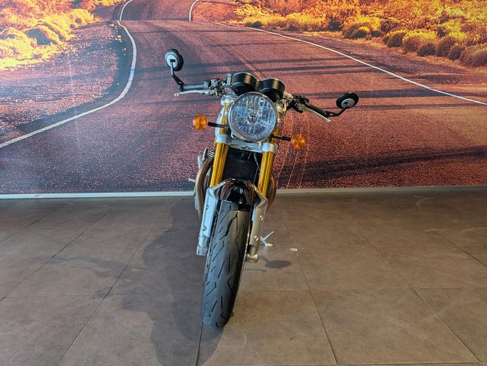 2018 Triumph Thruxton 1200 R Thruxton White
