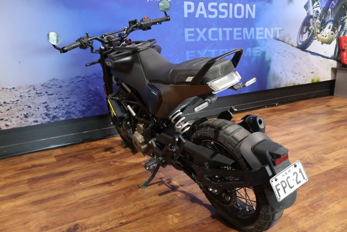 2022 Husqvarna SVARTPILEN 401 White