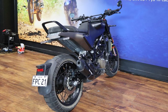 2022 Husqvarna SVARTPILEN 401 White