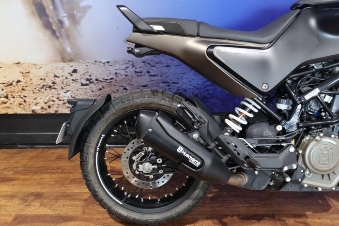 2022 Husqvarna SVARTPILEN 401 White