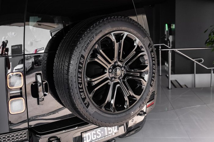 2025 Land Rover Defender 110 P635 OCTA Black