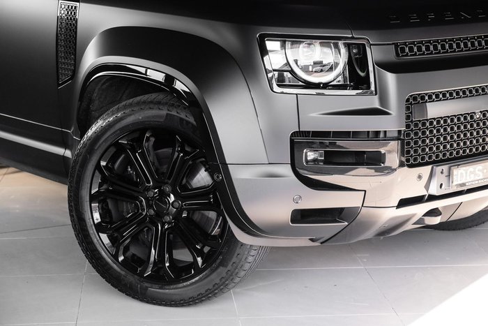 2025 Land Rover Defender 110 P635 OCTA Black