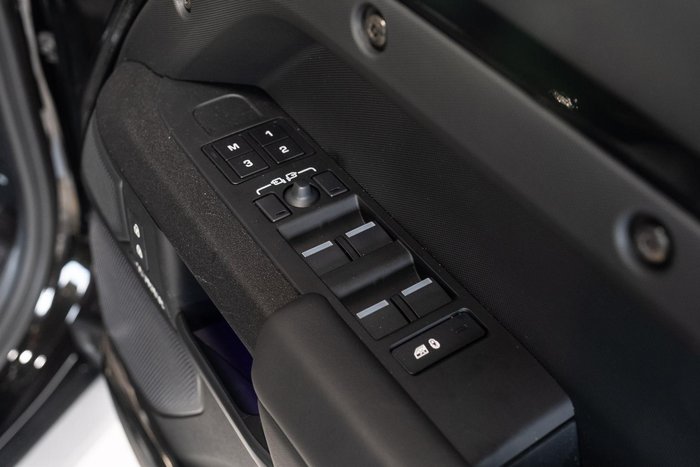 2025 Land Rover Defender 110 P635 OCTA Black