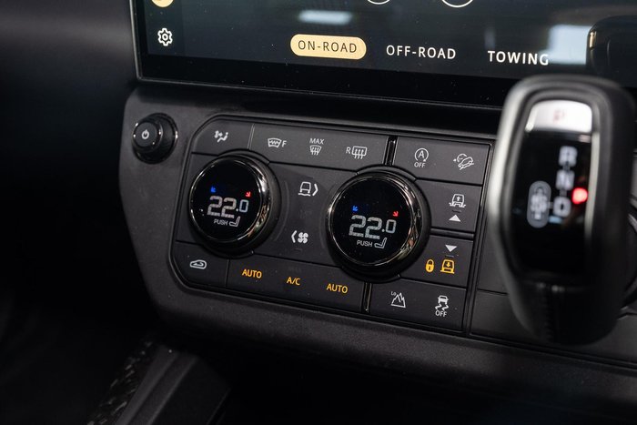 2025 Land Rover Defender 110 P635 OCTA Black