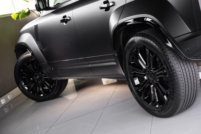 2025 Land Rover Defender 110 P635 OCTA Black
