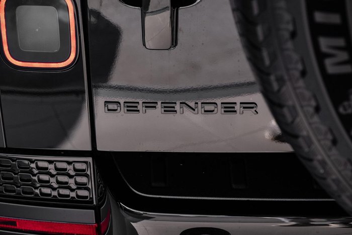 2025 Land Rover Defender 110 P635 OCTA Black