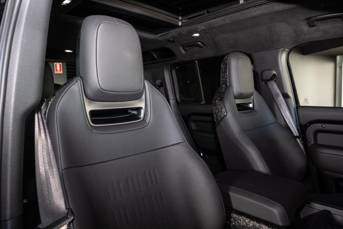 2025 Land Rover Defender 110 P635 OCTA Black