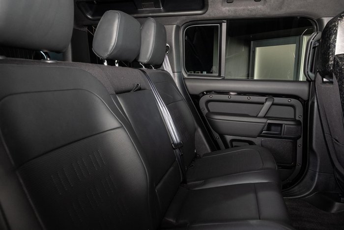 2025 Land Rover Defender 110 P635 OCTA Black