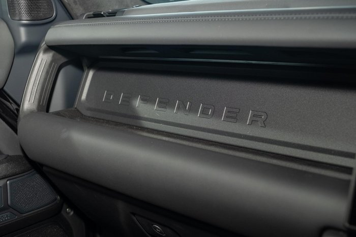 2025 Land Rover Defender 110 P635 OCTA Black