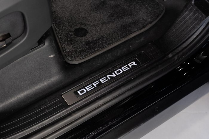 2025 Land Rover Defender 110 P635 OCTA Black