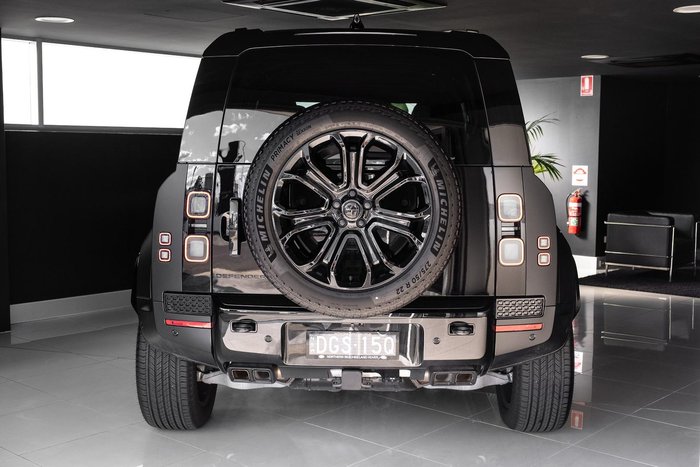 2025 Land Rover Defender 110 P635 OCTA Black