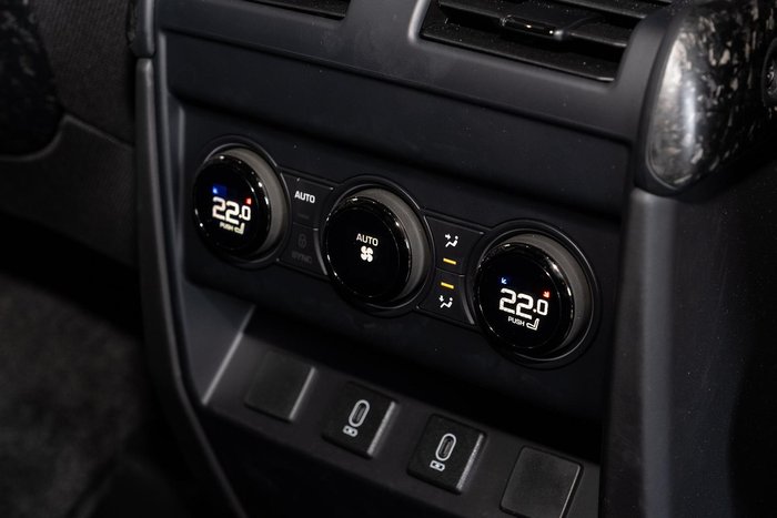 2025 Land Rover Defender 110 P635 OCTA Black