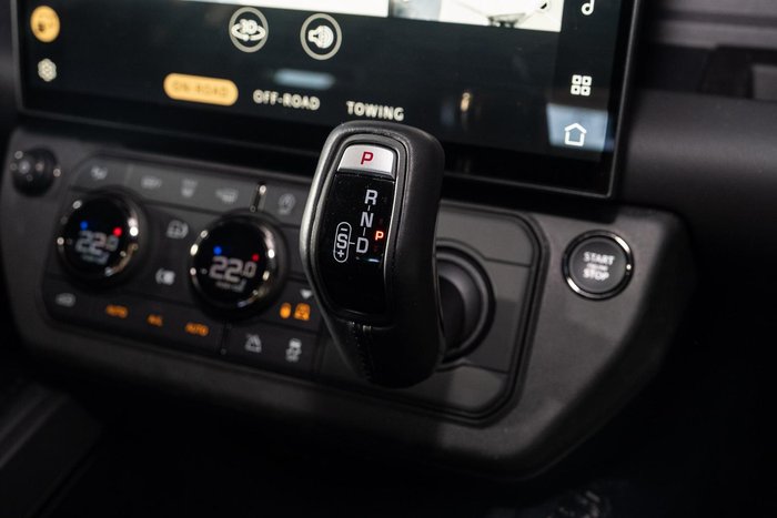 2025 Land Rover Defender 110 P635 OCTA Black