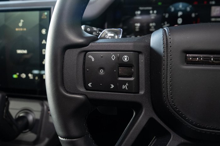 2025 Land Rover Defender 110 P635 OCTA Black