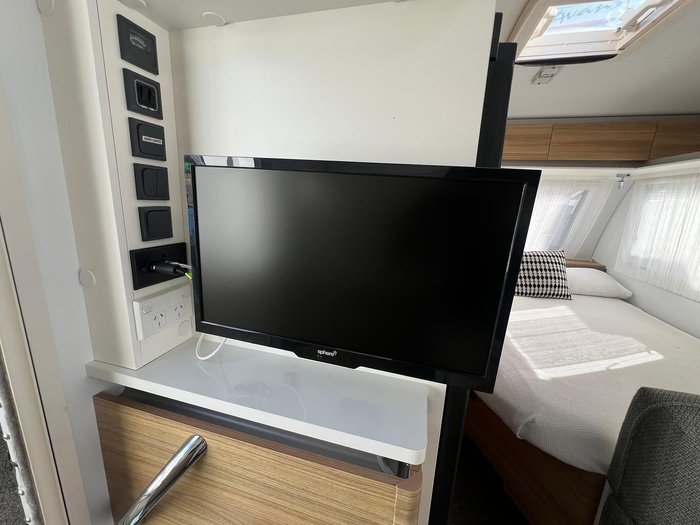 2021 Adria 402