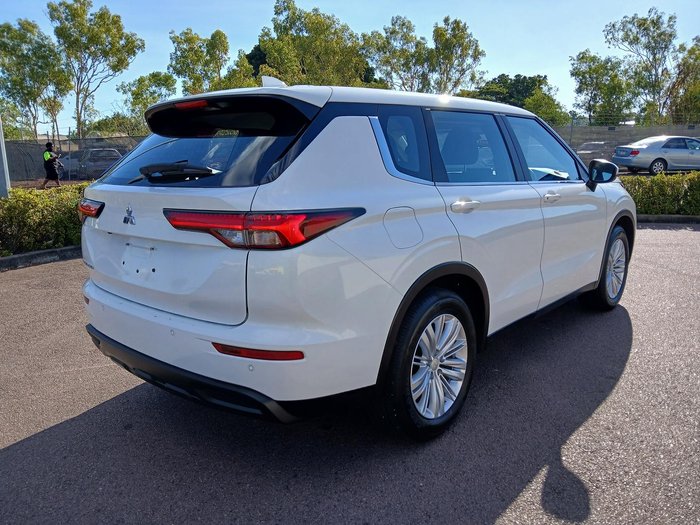 2024 Mitsubishi Outlander ES