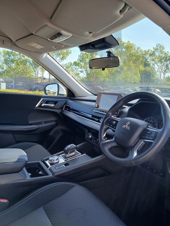 2024 Mitsubishi Outlander ES