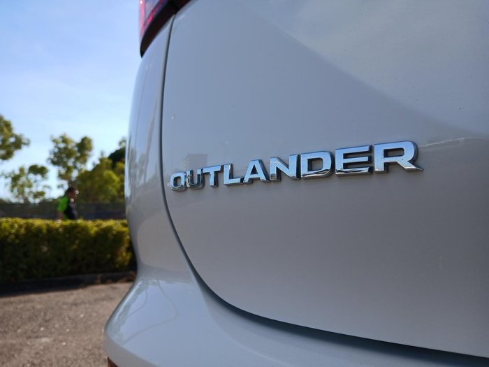 2024 Mitsubishi Outlander ES