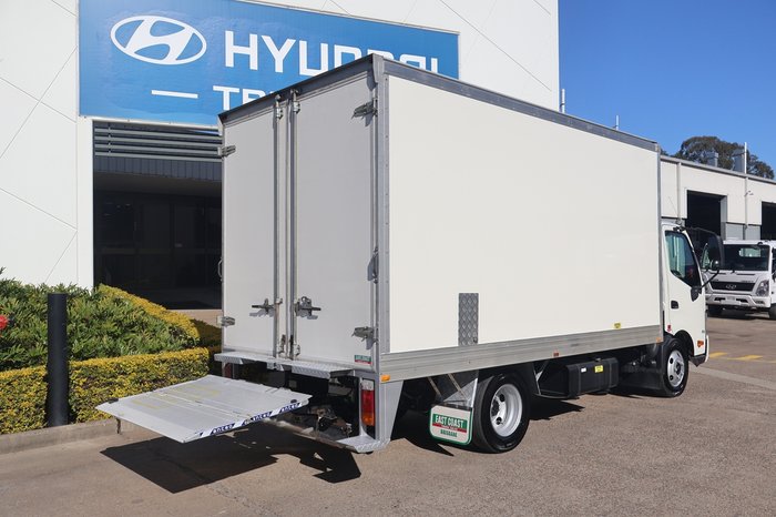 2022 HINO DUTRO 300