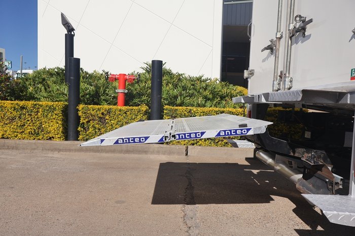 2022 HINO DUTRO 300