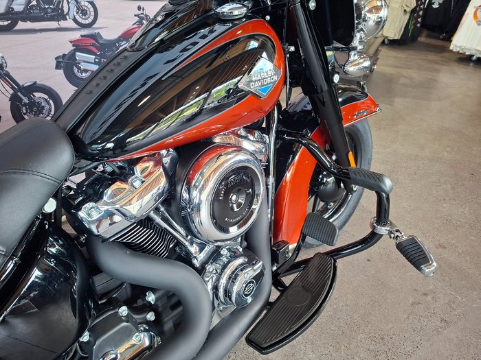2025 HARLEY-DAVIDSON FLHC HERITAGE CLASSIC (117)
