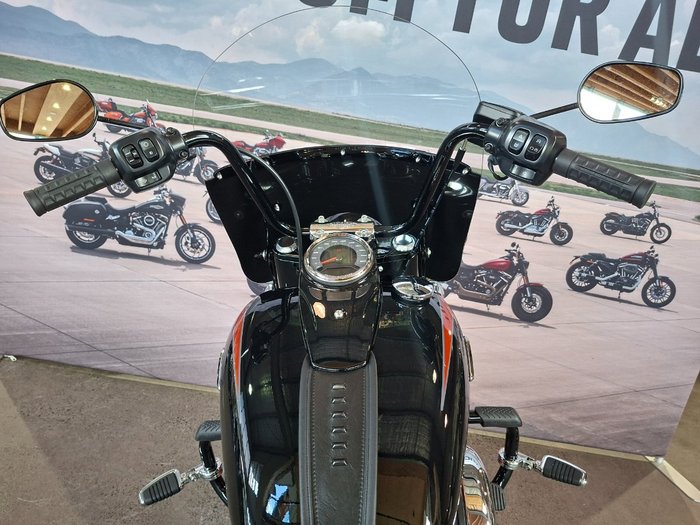 2025 HARLEY-DAVIDSON FLHC HERITAGE CLASSIC (117)