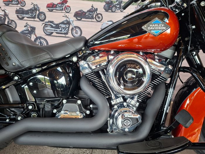 2025 HARLEY-DAVIDSON FLHC HERITAGE CLASSIC (117)