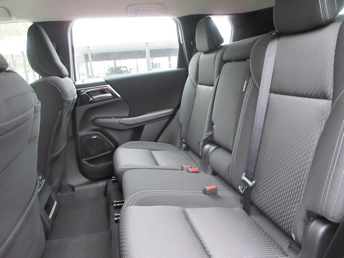 2025 Mitsubishi Outlander ES
