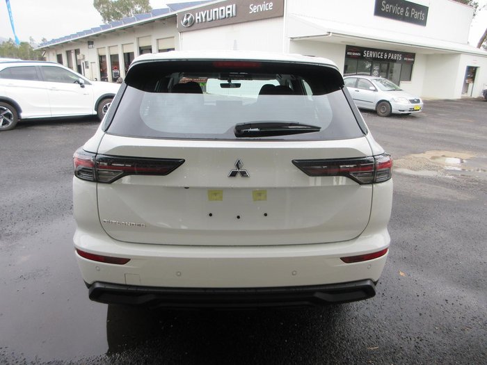 2025 Mitsubishi Outlander ES