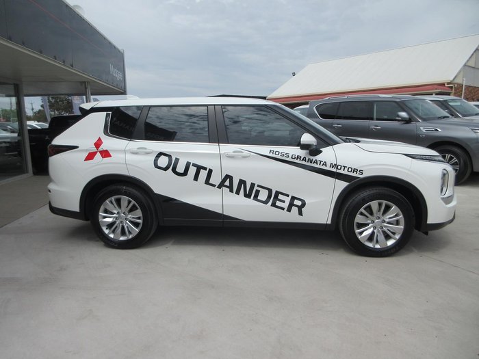 2025 Mitsubishi Outlander ES