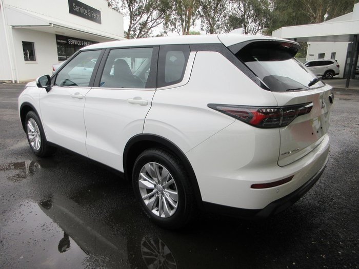 2025 Mitsubishi Outlander ES