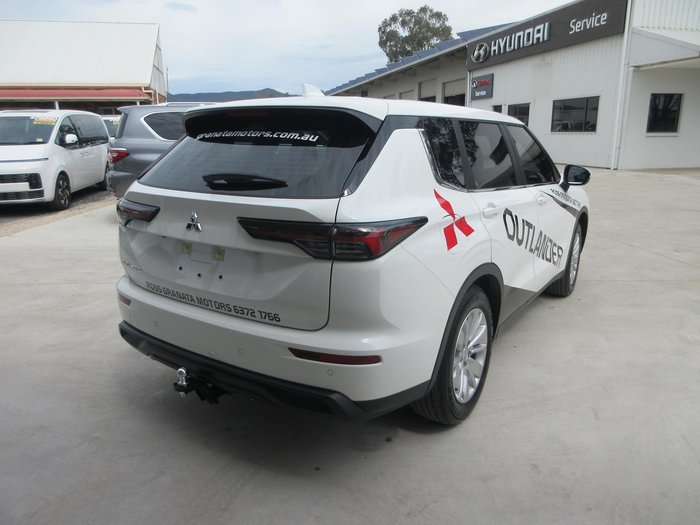 2025 Mitsubishi Outlander ES