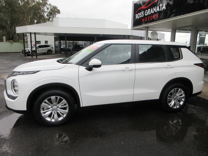 2025 Mitsubishi Outlander ES