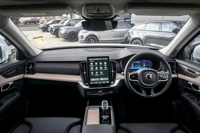 2025 Volvo XC90 Plus B5 Bright