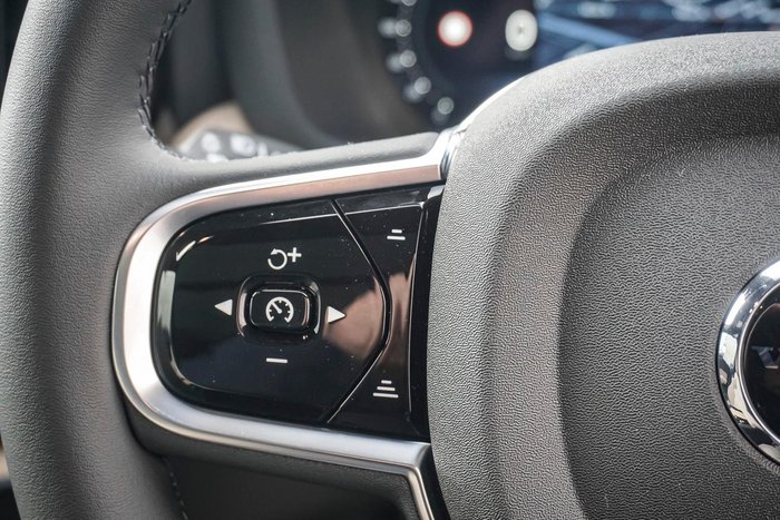 2025 Volvo XC60 Plus B5 Bright