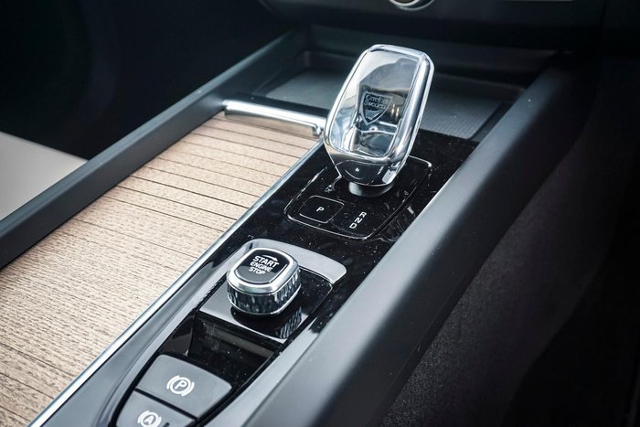 2025 Volvo XC60 Plus B5 Bright