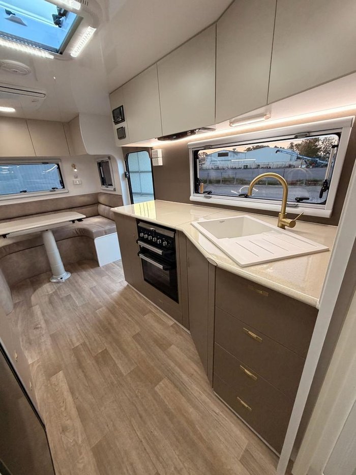 2026 Red Centre Newell Plus 226 Rear Club